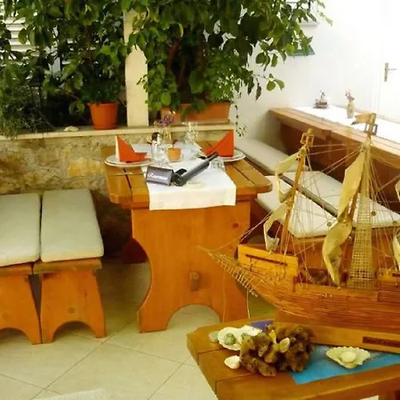 Adel - 70 M From Beach *