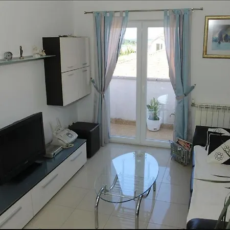 Adel - 70 M From Beach Apartment Supetar