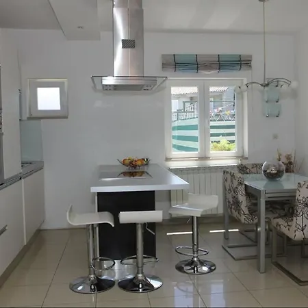 Adel - 70 M From Beach