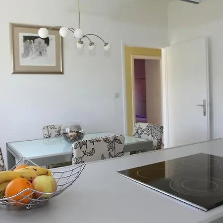 Adel - 70 M From Beach *