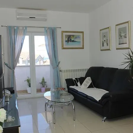 Adel - 70 M From Beach Supetar