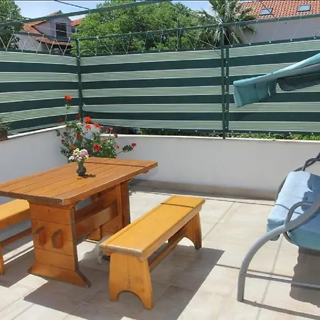 Adel - 70 M From Beach *