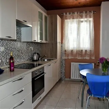 Apartment Adel - 70 M From Beach Supetar