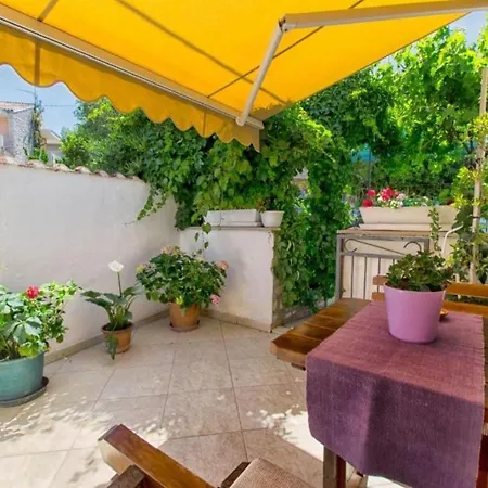 Adel - 70 M From Beach Apartment Supetar