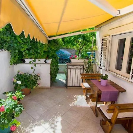 Adel - 70 M From Beach *
