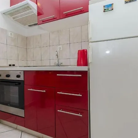 Adel - 70 M From Beach