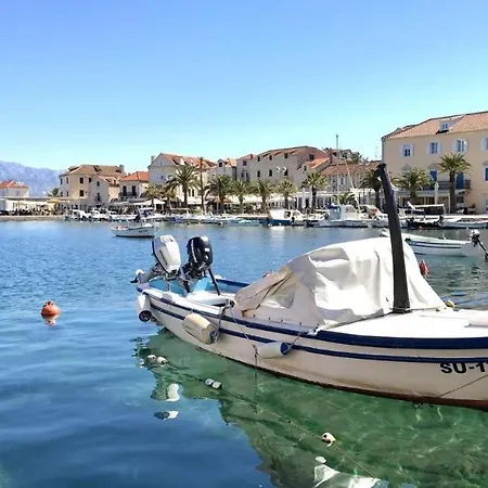 Adel - 70 M From Beach