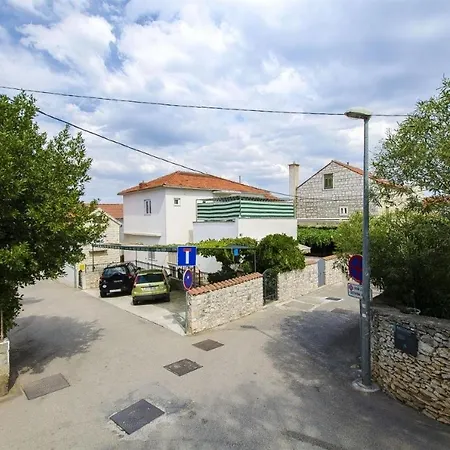Adel - 70 M From Beach Apartment Supetar